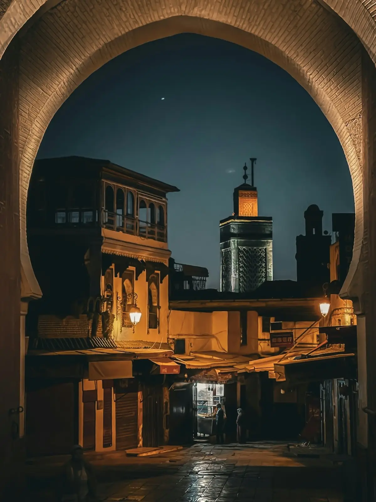 Minaret vu à travers une arche, la nuit