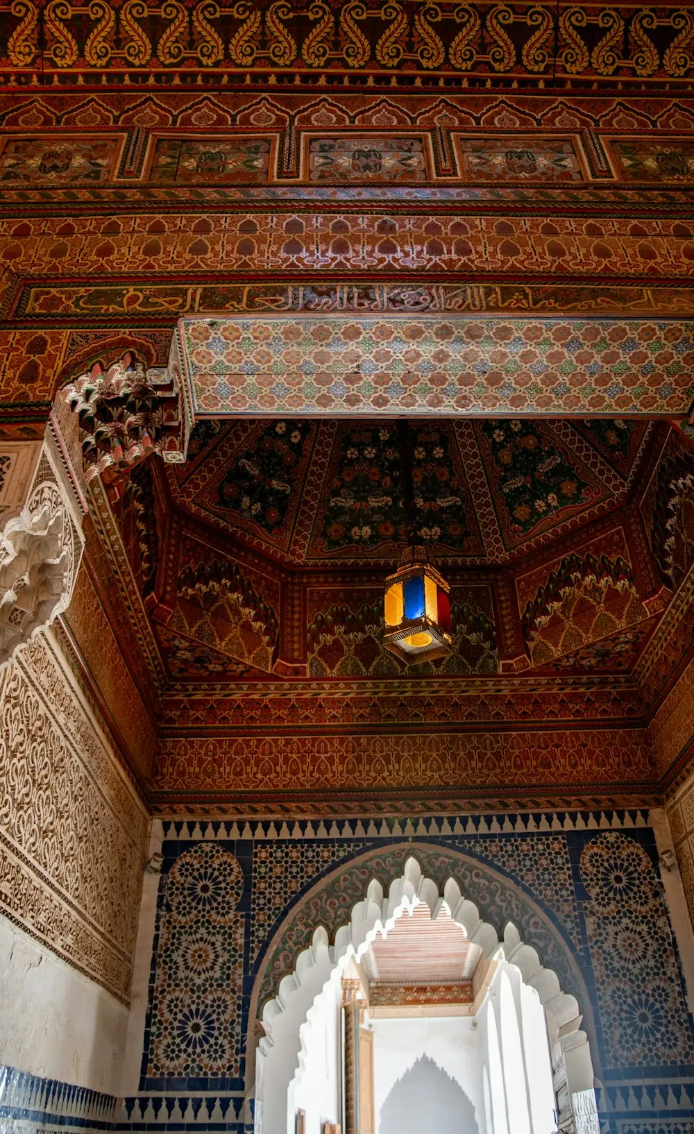Plafond sculpté et peint (photo d’illustration)