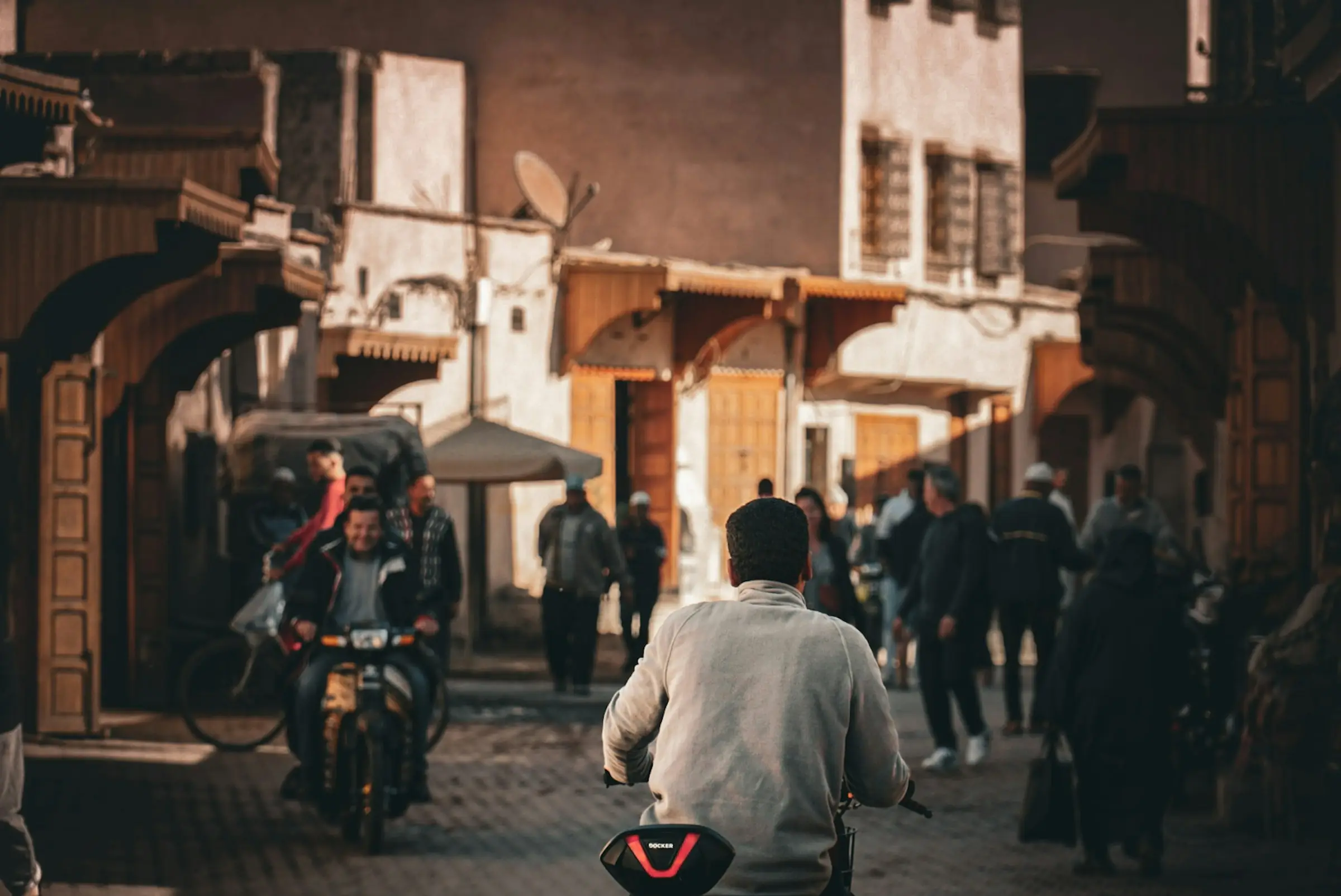Rue de la médina à l’heure dorée (photo d’illustration)