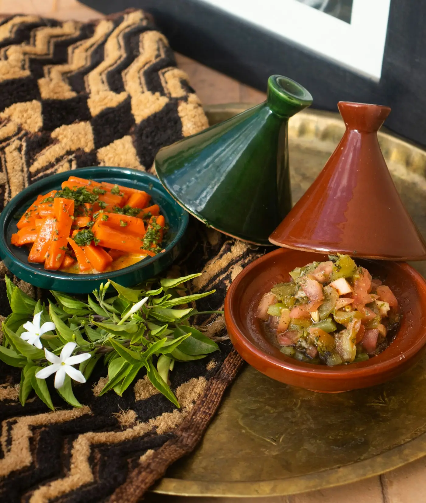 Salades marocaines et tajines servis ensemble