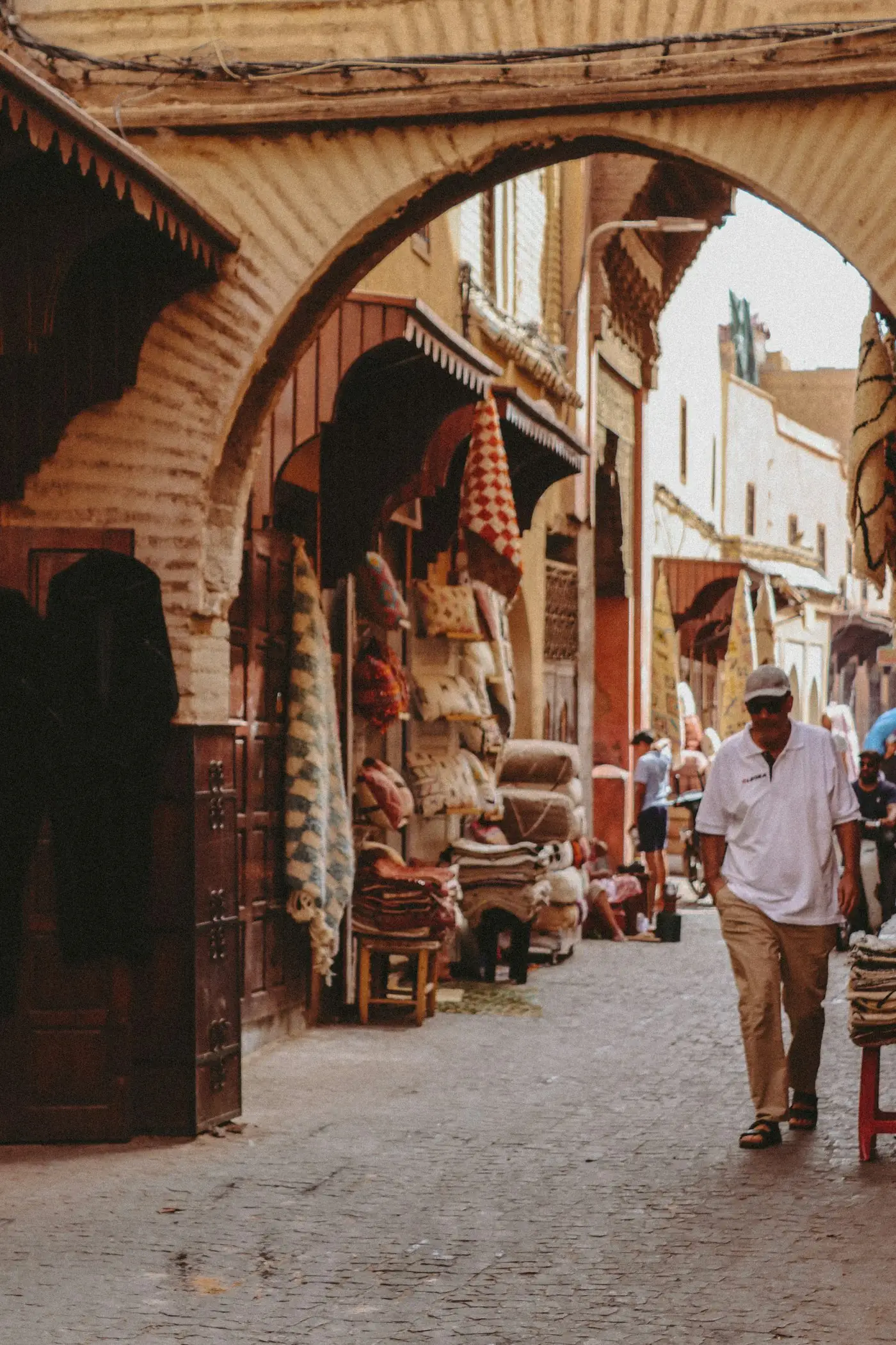 Ruelle à arcades dans les souks de Marrakech