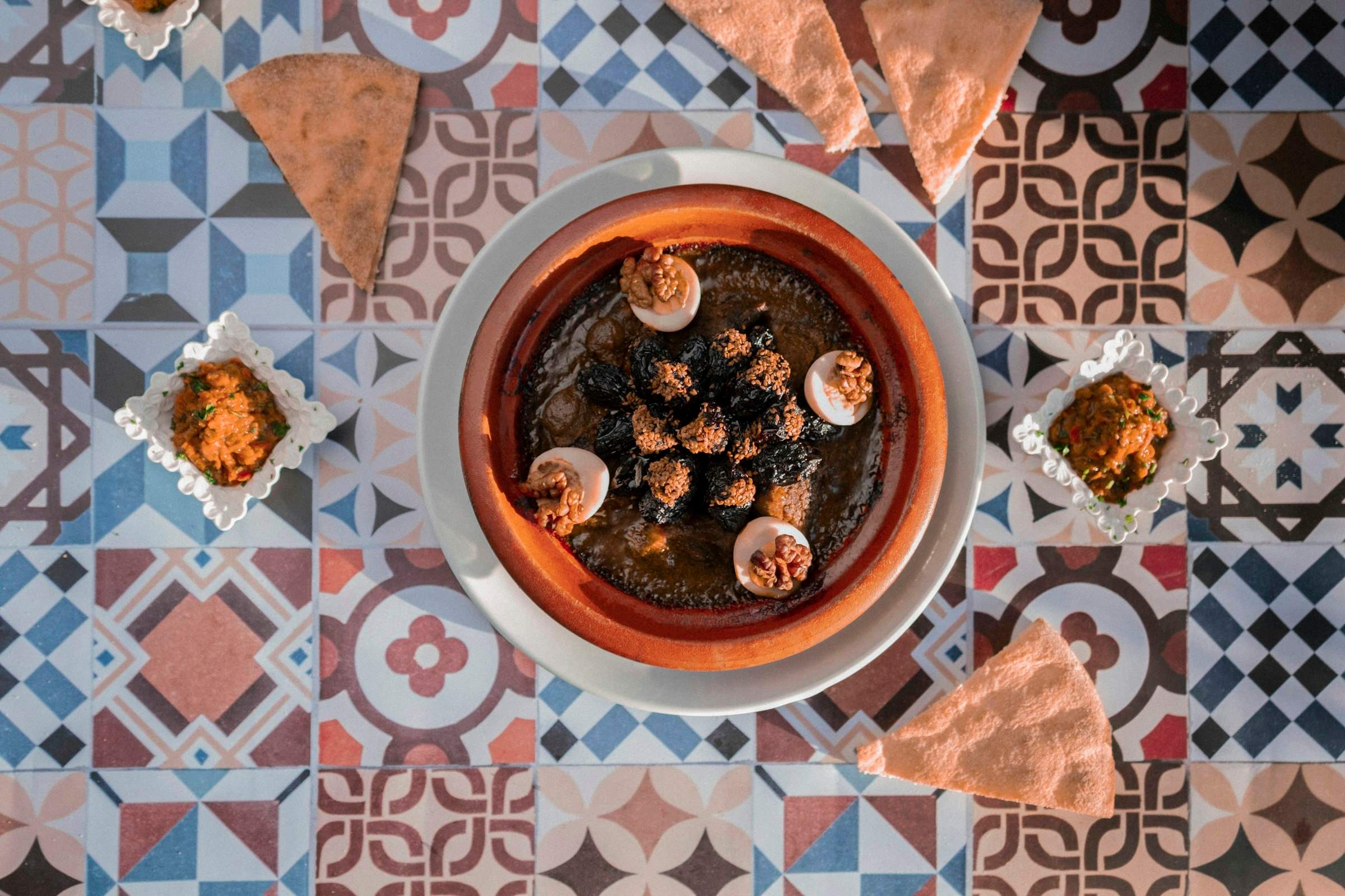 Tajine vu du dessus, posé sur des carreaux de zellige