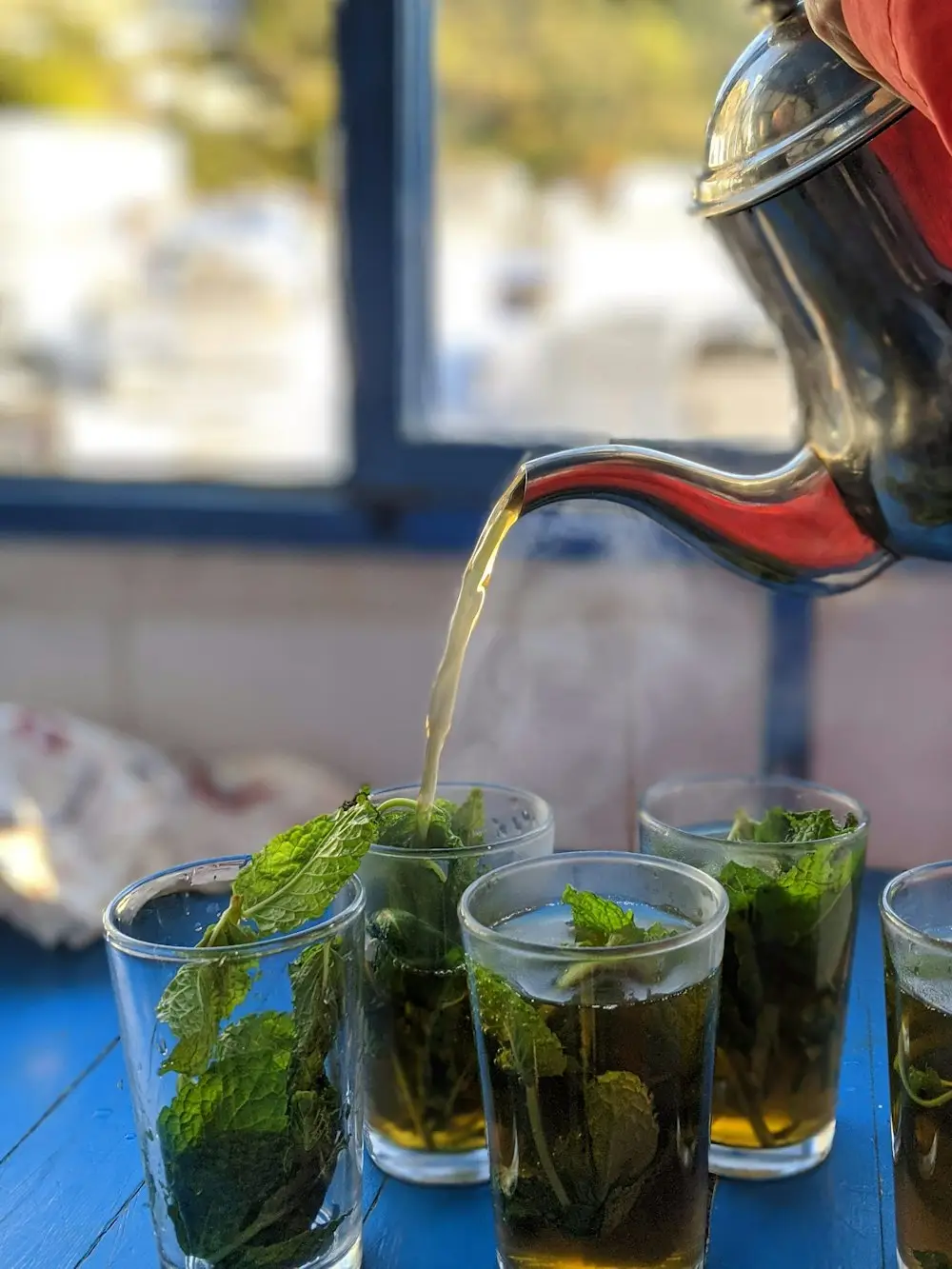 Thé à la menthe versé dans des verres