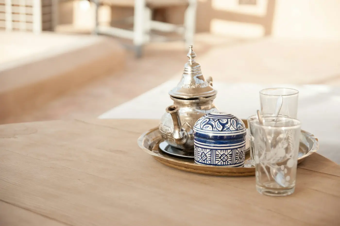 Théière en argent et verres à thé sur un plateau