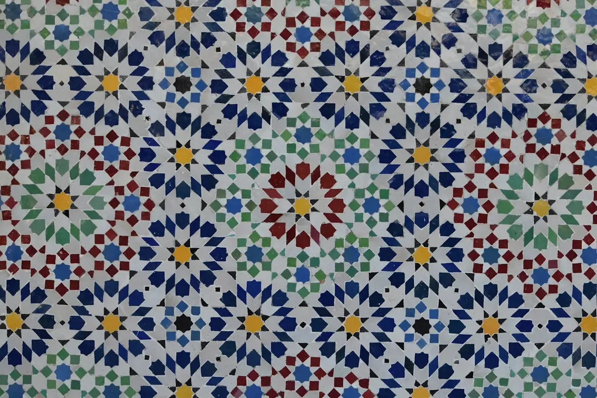 Détail de zellige aux motifs étoilés